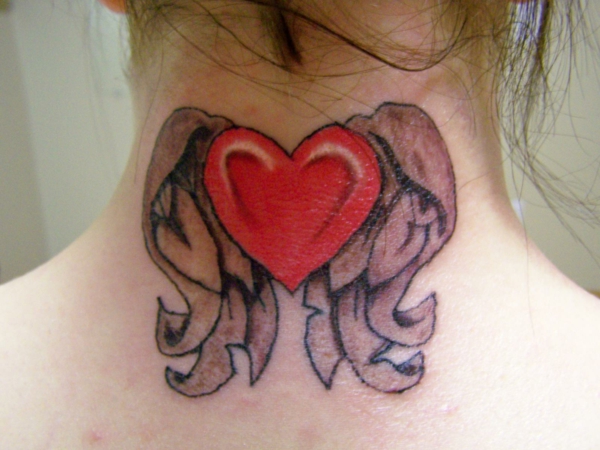 τατουάζ μοτίβα καρδιά με φτερά κόκκινα