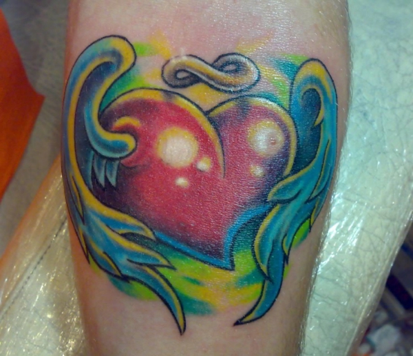 τατουάζ μοτίβα καρδιά με φτερά χρωματισμένα
