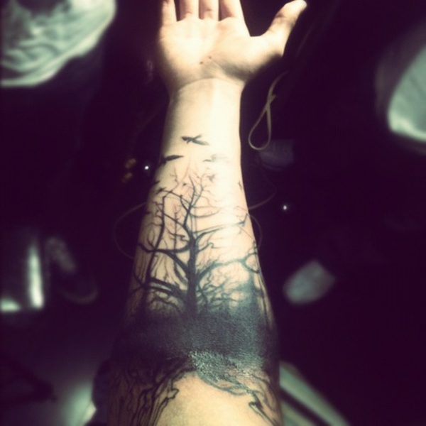 tatuiruotė motyvai viršutinė rankena tamsus miškas