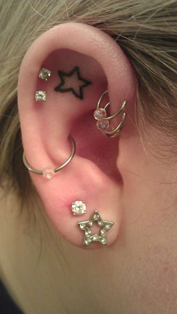 tetovací hvězdy na uchu