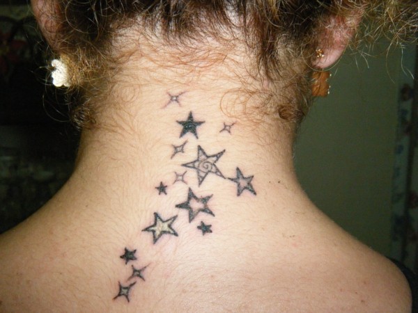 татуировка звезди жени на шията
