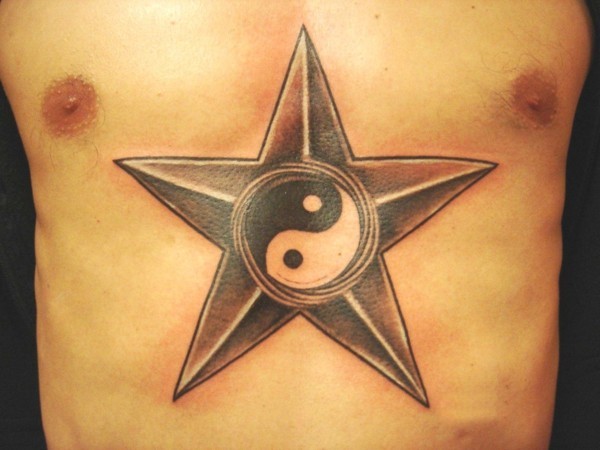estrella del tatuaje con el símbolo de yin yang