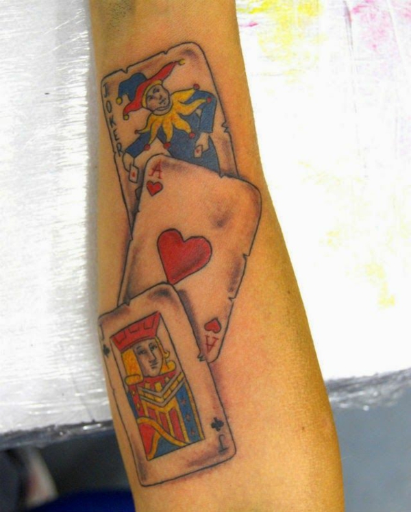 tatuaje antebrazo imágenes jugando cartas tendencias