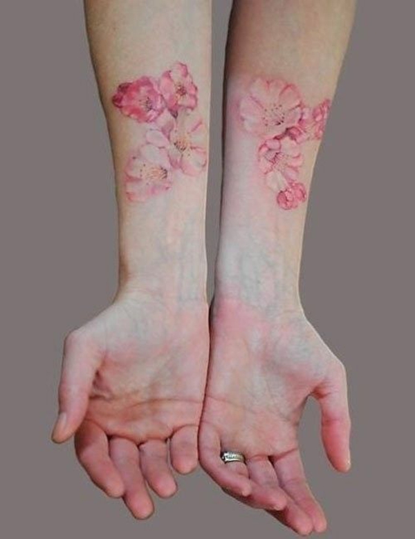 images de tatouage avant-bras idées de fleurs pour femmes