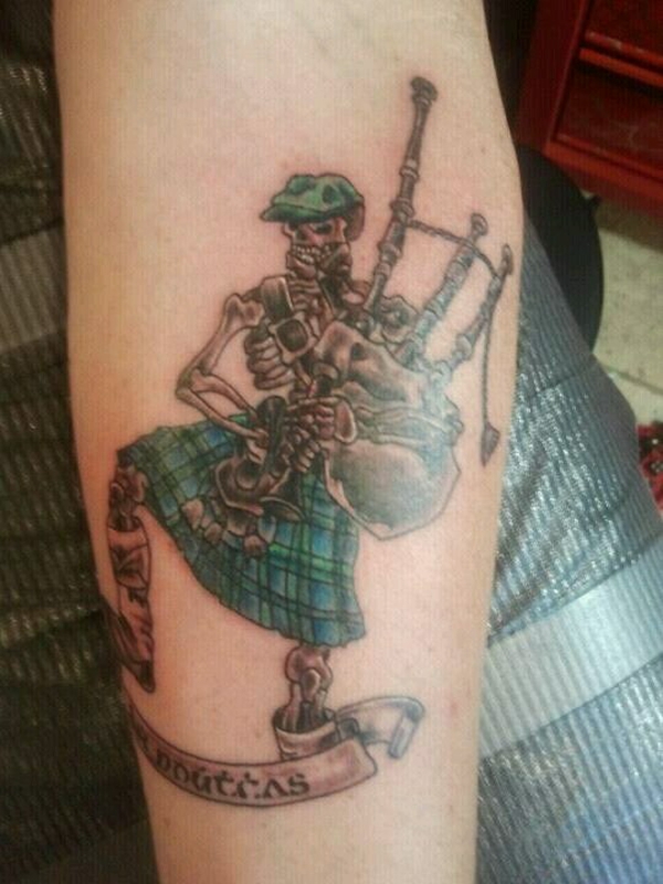 tatouage avant-bras idées crâne écossais
