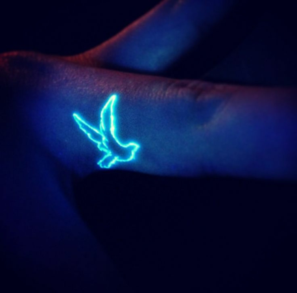 tatoeages vinger uv tattoo vogel