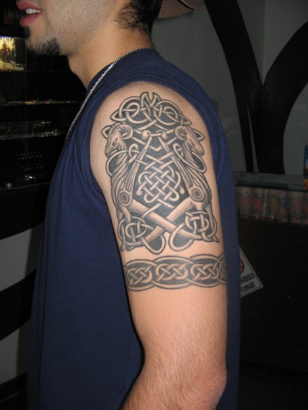 τατουάζ ιδέες για το τατουάζ βραχιόλι πλέγμα βραχίονα Κριός