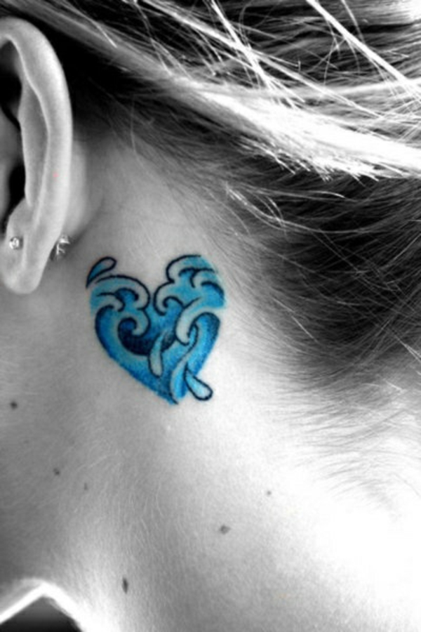纹身纹身耳朵蓝色的心