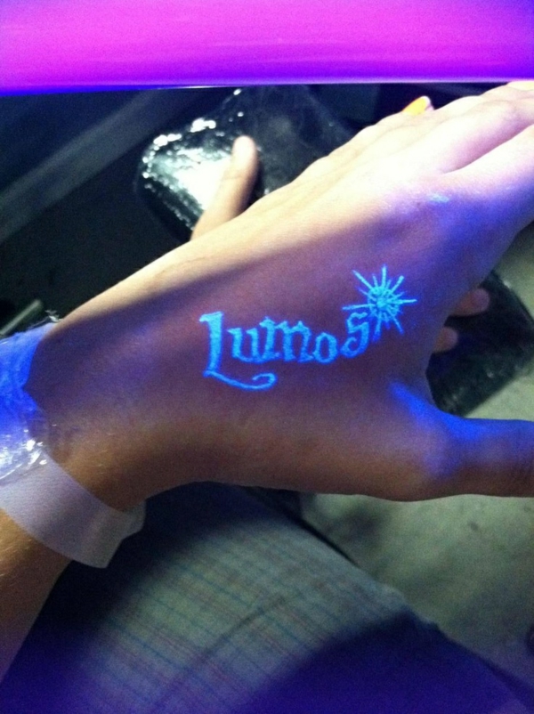 tatuiruotės juodos šviesos tatuiruočių rankos