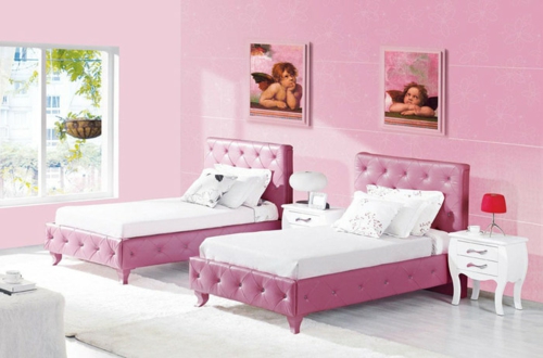 十几岁的房间粉红色软垫床头板女孩