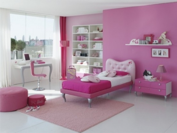 тийнейджър стая висок купчина килим около османска и розова стена
