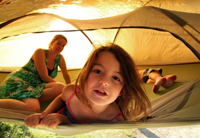 帐篷挂野营帐篷亚历克斯雪莉史密斯露营与儿童