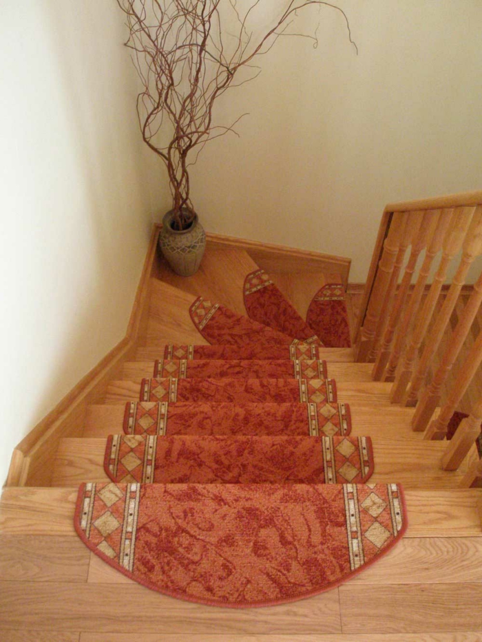 килим за стълби дървени стълби червени шарки