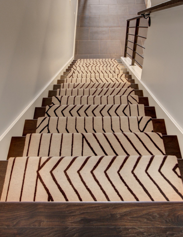 χαλί για σκάλες όμορφο μοτίβο ξύλινες σκάλες