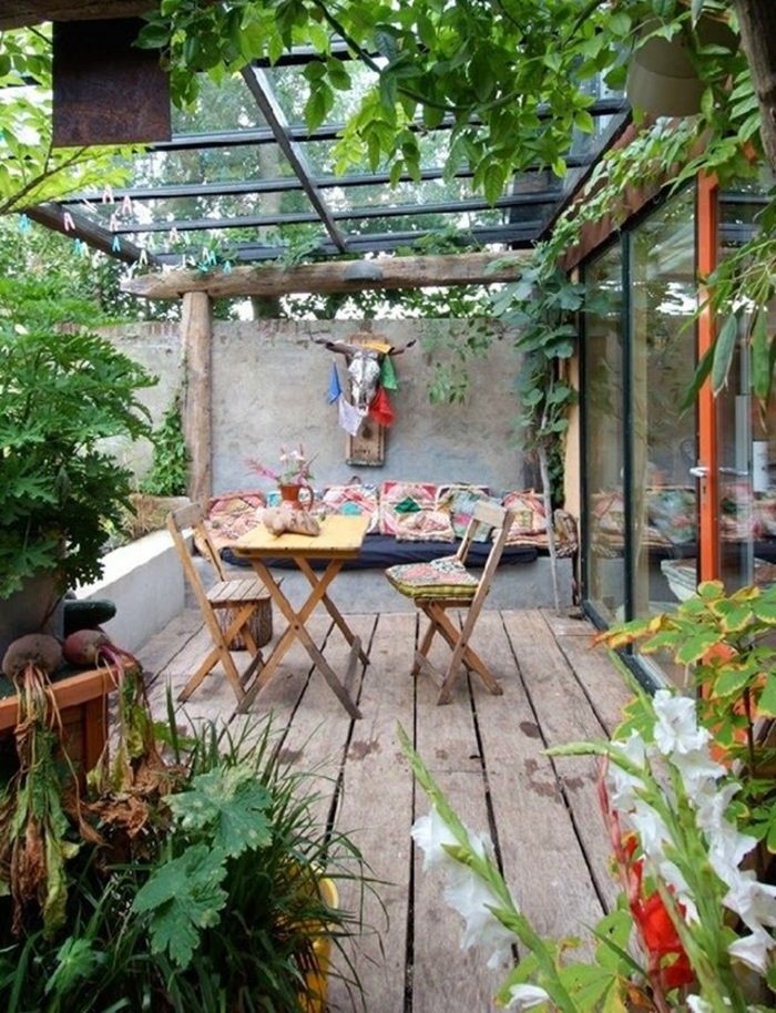 terrasserte-design-ideer-bærekraftig-rustikke tremøbler-potteplanter
