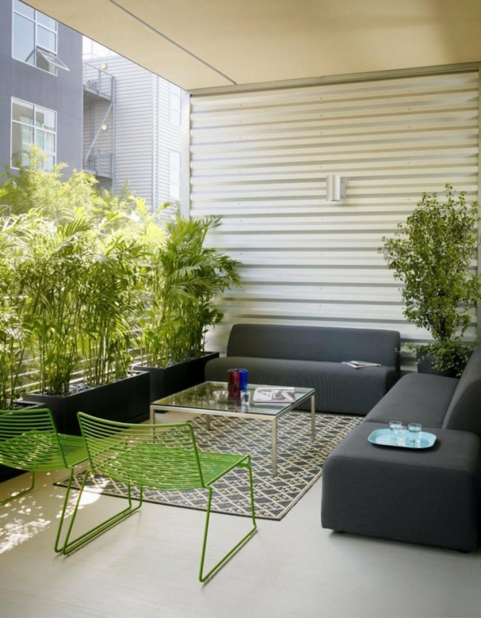 terassi design ideoita sohvat vihreät tuolit kasvien yksityisyys