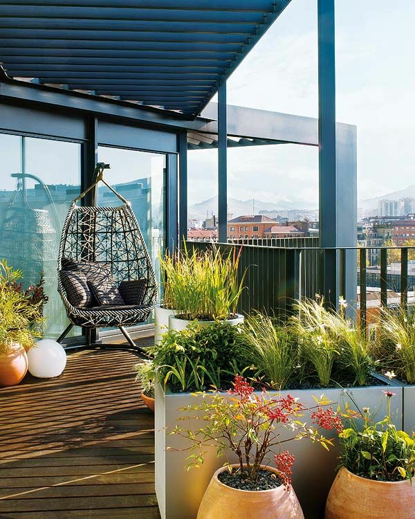 terasa příklady designu dřevěné desky závěsné židle balkonové rostliny