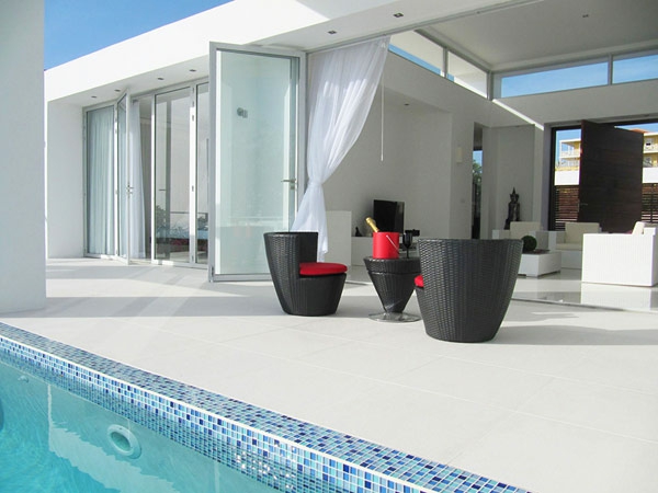 příklady designu terasy ratanový zahradní nábytek bazény záclony nápady