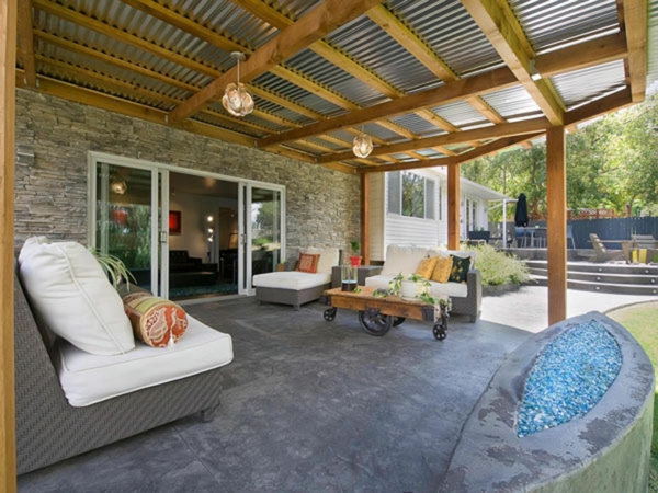 terras design voorbeelden rotan meubels koffietafel terrasoverkapping betonnen vloeren