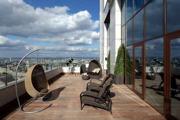 terrasse design exemples sièges en rotin idées de meubles de jardin chaise suspendue