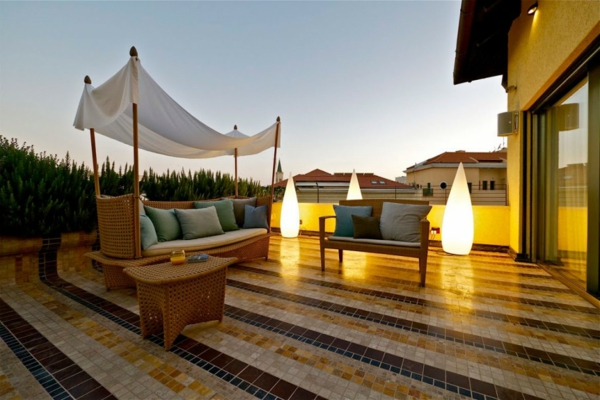 terasa design obrázky příklady ratan zahradní nábytek podlahové lampy osvětlení nápady