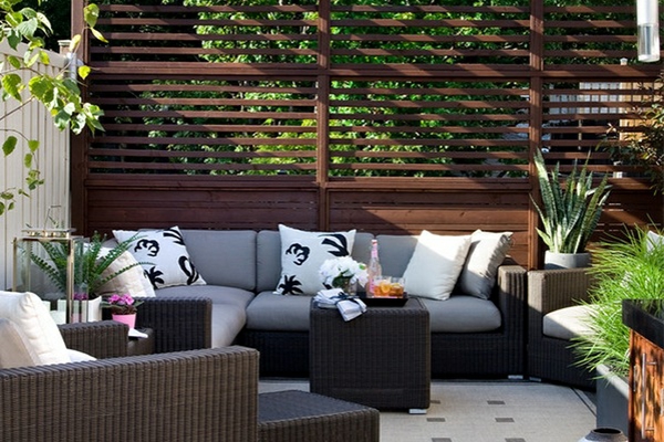 terasa návrh nápady příklady ratanového zahradního nábytku terasa ochrana dřevěných podlahových dlaždic podlahy