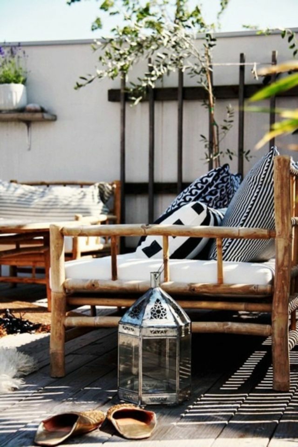 terasa design nápady obrázky příklady dřevo zahradní nábytek lucerna hodit polštář