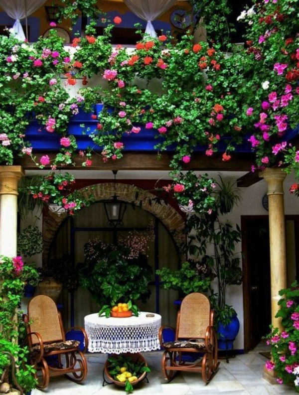 Conception de terrasse dans les meubles de jardin de fleurs colorées
