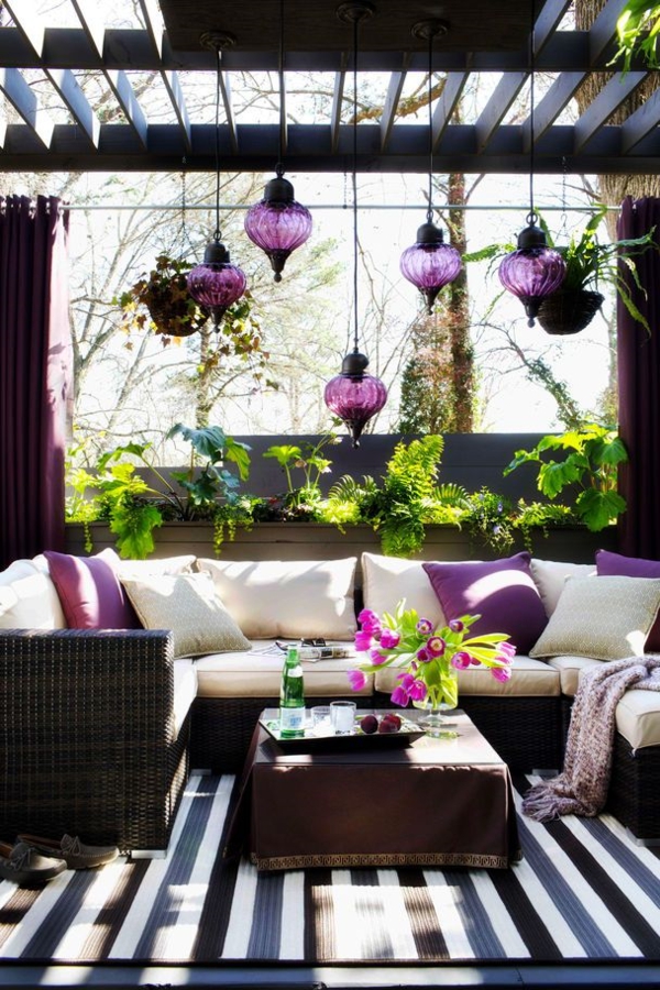 terasa dizainas šiuolaikinės baldų rotango sofos purpurinės dizaino idėjos