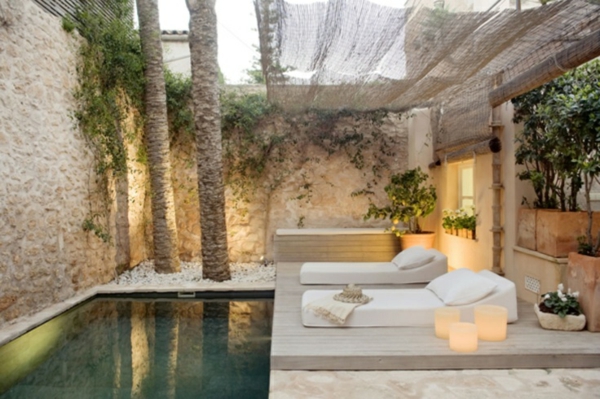 тераса дизайн модерен басейн лежат свещи украсяват