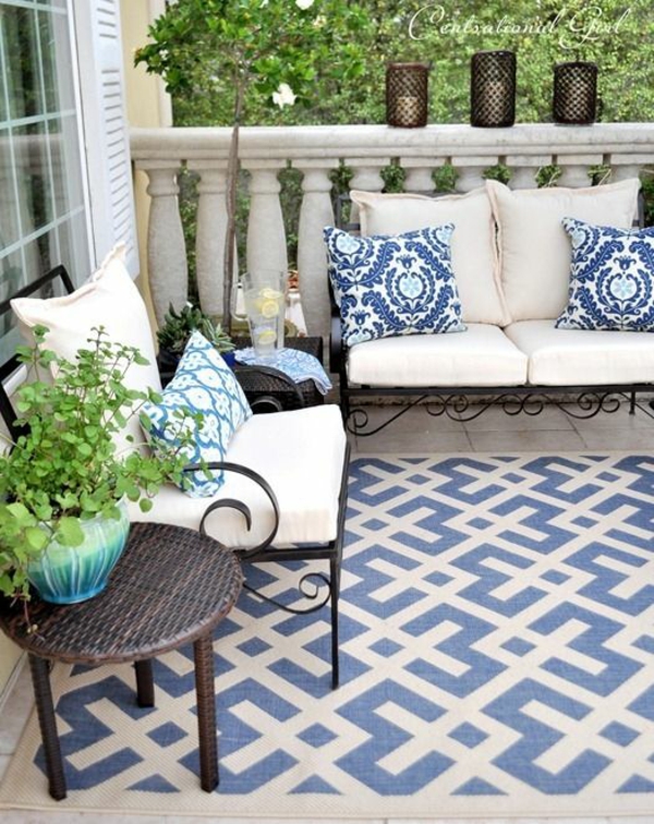 patio diseño patio alfombra sofá azul acentos