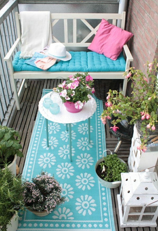 balcón alfombra deco ideas balcón plantas mesa redonda azul acentos