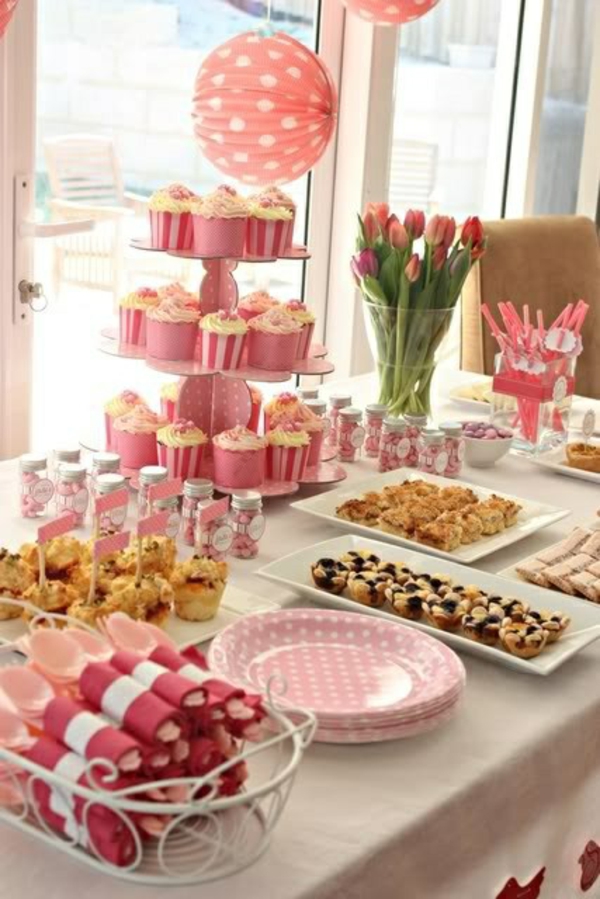 το τραπέζι διακοσμούν σε ροζ διακόσμηση με λουλούδια τουλίπας