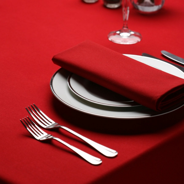 tafelkleed rood feestelijk tafeldecoratie bestek bord textiel servet rood