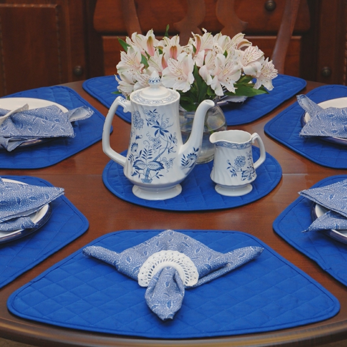 bord dekoration blå blå accenter servietter skildpadde