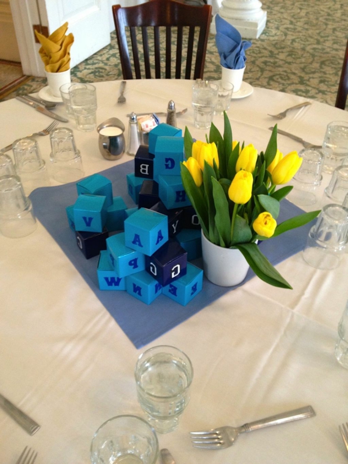 bord dekoration blå blå deco gule tulipaner