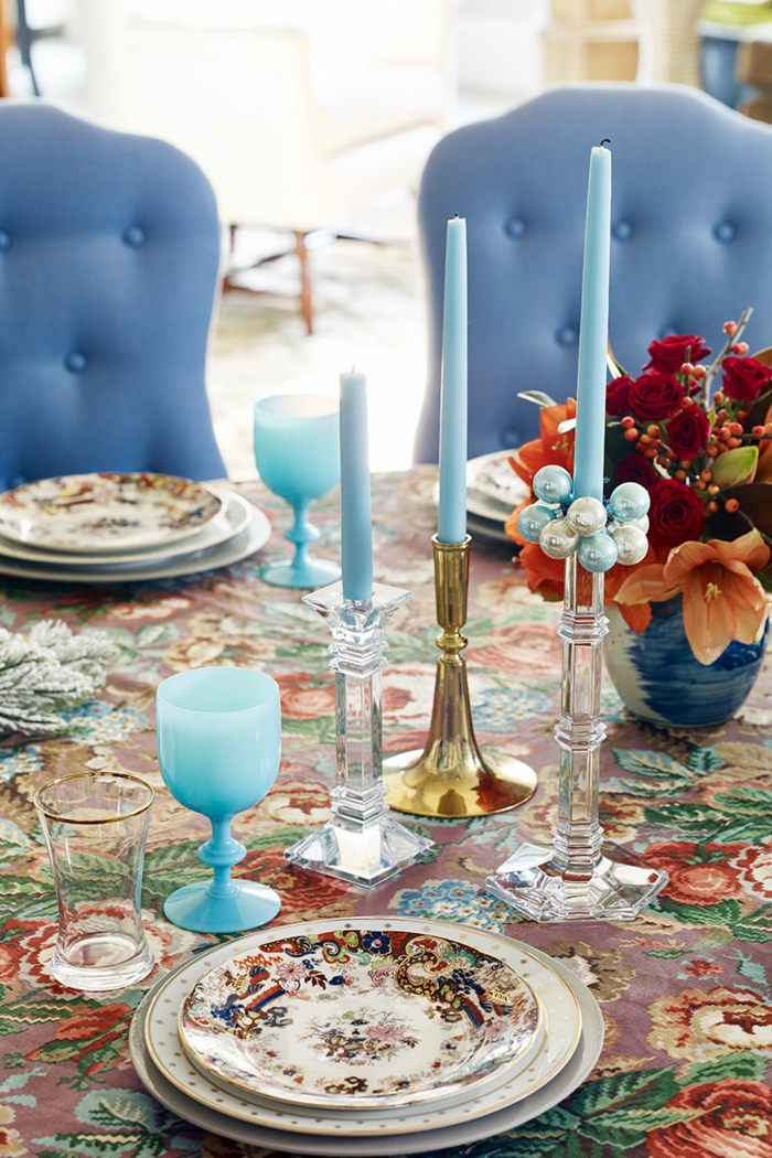декорация на маса синьо синьо свещи очила цветни покривки за маса
