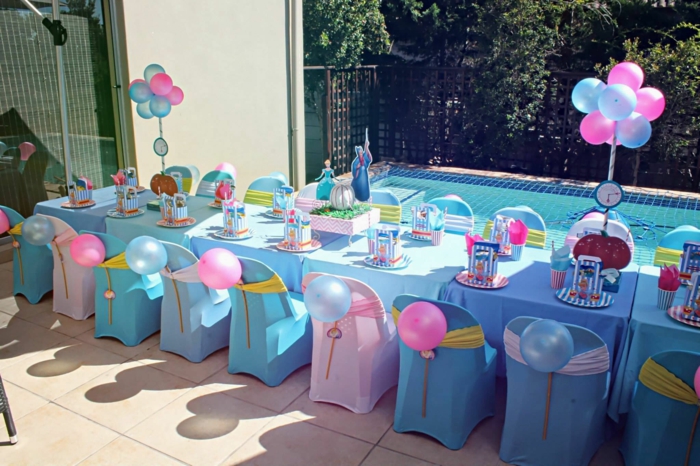 tafel decoratie blauw blauw tafelkleed ballonnen stoelen feestje