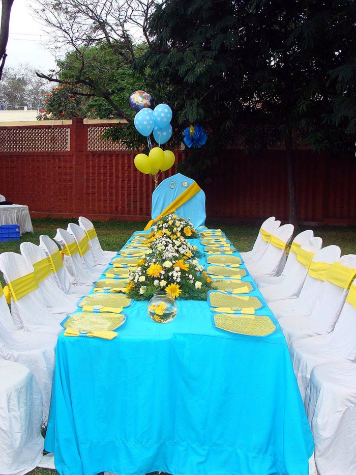 pöytäkoriste sininen sininen pöytäliina keltainen kukka kukkia