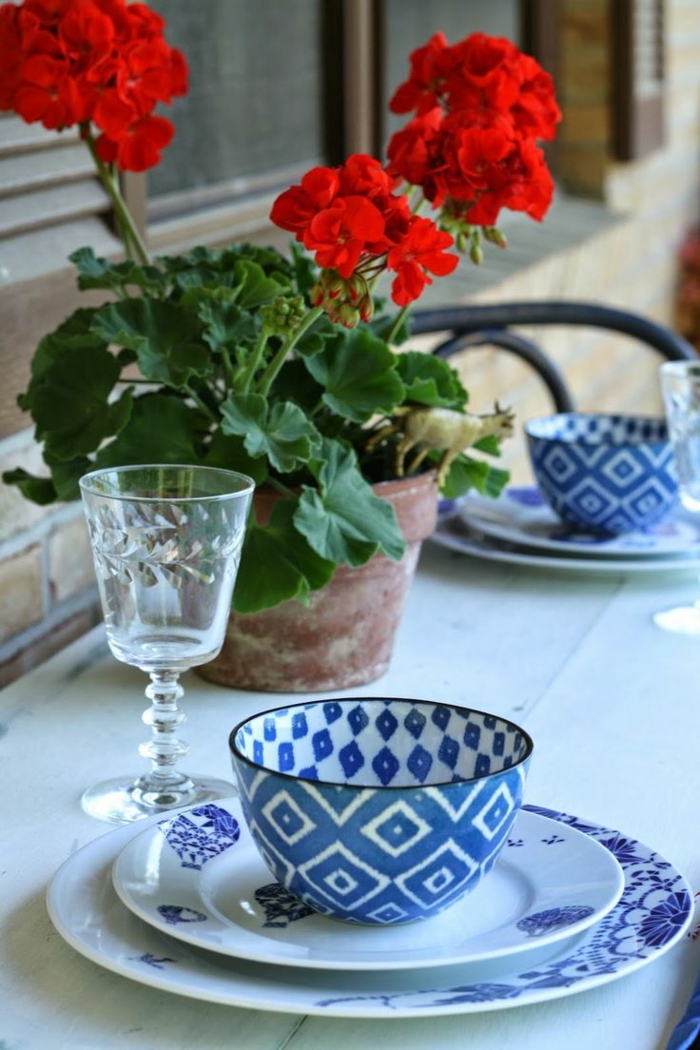 tafeldecoratie blauw blauwe tafelgerei bloemen