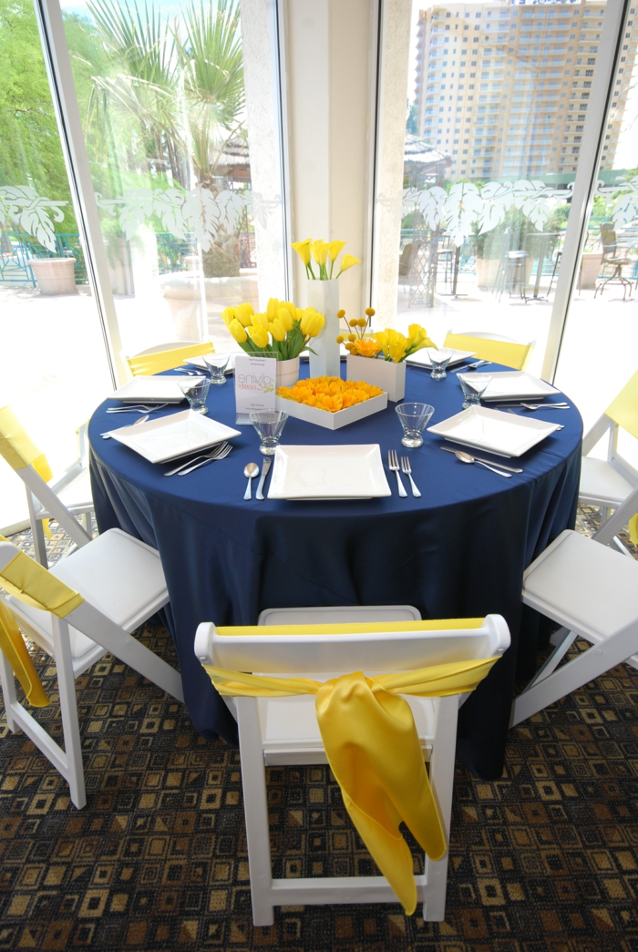 bord dekoration blå mørk blå duge gul accenter