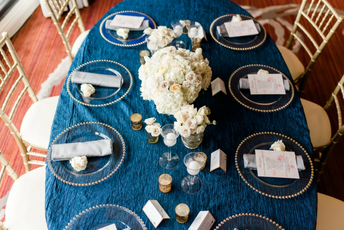 декорация на маса сини цветя свещи празнични