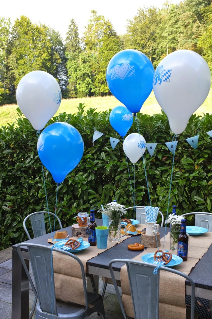 bord dekoration blå servise balloner festlig