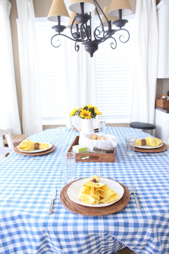 декорация на маса, синьо, карирана, покривка, жълти салфетки