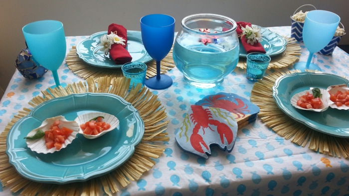 tafeldecoratie blauw grappig tafelkleed servies