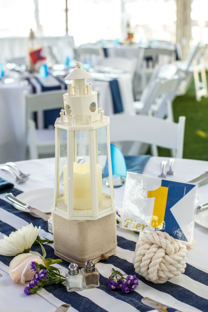 tafel decoratie blauwe tafel feestelijke tafelkleed strepen versieren
