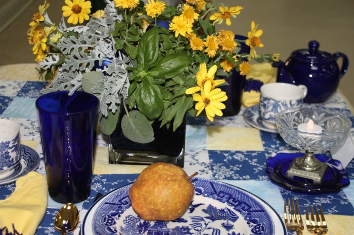 tafel decoratie blauw tafellaken blauwe elementen bloemen