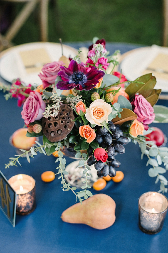 pöytäkoriste sininen pöytäliina kukkia juhlava pöytä koristelu