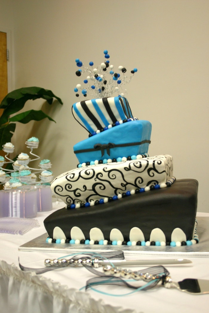 tafeldecoratie blauwe taart viert huwelijk