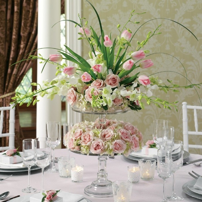 la décoration de table arrange les fleurs et donne à la table un aspect romantique